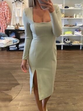 kailee texture long sleeve midi dress elliatt elliatt kailee texture long sleeve midi dress available for SALE in size M Sale price: 4,000 mxn Retail price: 5,786 mxn
